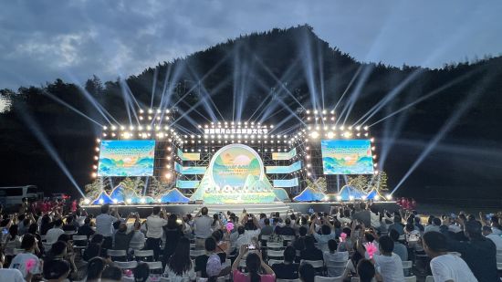 图为首届明月山生态旅游文化节开幕式。肖江川 摄 图为首届明月山生态旅游文化节开幕式。肖江川 摄