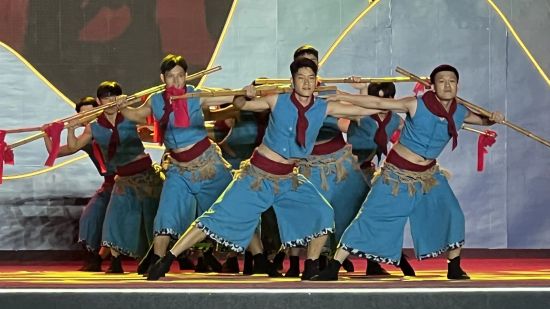 图为国家级非物质文化遗产梁平抬儿调表演。肖江川 摄 图为国家级非物质文化遗产梁平抬儿调表演。肖江川 摄
