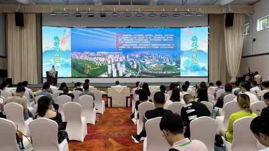 图为明月山绿色发展示范带旅游推介会。肖江川 摄 图为明月山绿色发展示范带旅游推介会。肖江川 摄