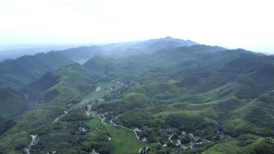 图为明月山。肖江川 摄 图为明月山。肖江川 摄