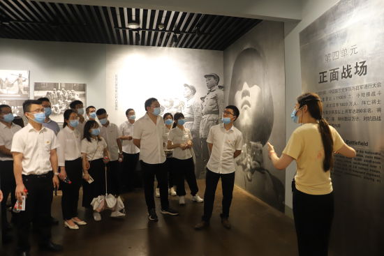 党员现场参观博物馆。梁滢 摄 党员现场参观博物馆。梁滢 摄