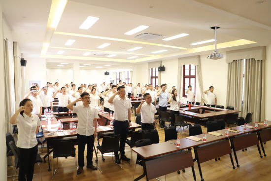 全体党员重温入党誓词。梁滢 摄 全体党员重温入党誓词。梁滢 摄