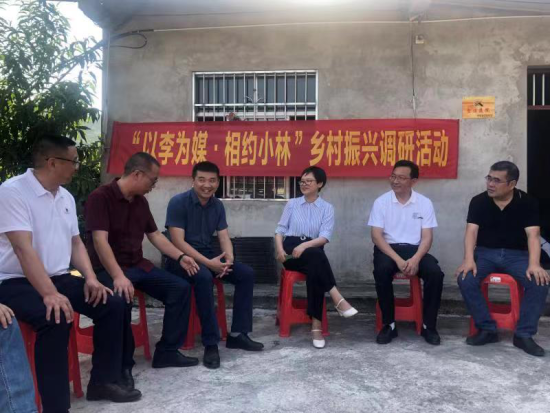 图为小林“以李卫为媒•相约小林”乡村振兴调研活动院坝会现场。 民建铜梁区总支部供图 图为小林“以李卫为媒•相约小林”乡村振兴调研活动院坝会现场。 民建铜梁区总支部供图