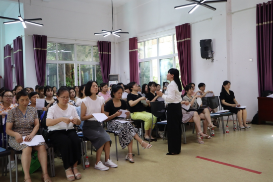 图为向幼儿园老师们讲授“情绪管理”课。 綦江区委统战部供图 图为向幼儿园老师们讲授“情绪管理”课。 綦江区委统战部供图