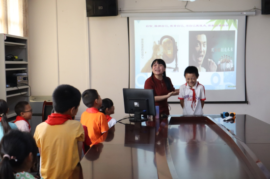 图为民进会员余颖老师与吉安小学留守儿童们互动。 綦江区委统战部供图
