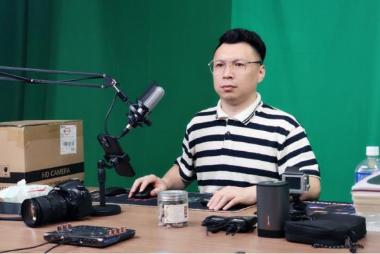 图为受访者调试直播设备。 陈佳欣 摄 图为受访者调试直播设备。 陈佳欣 摄
