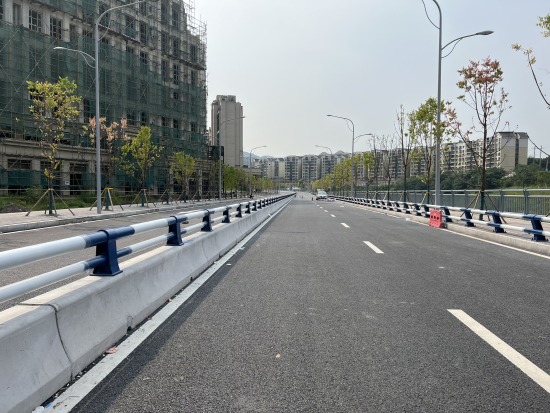 图为近期完工的花溪河北岸路段。 巴南区融媒体中心供图 图为近期完工的花溪河北岸路段。 巴南区融媒体中心供图