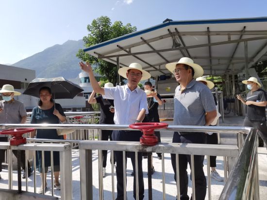图为调研组在巫山县城污水处理厂调研污水处理及运行情况。郑云珍 摄 图为调研组在巫山县城污水处理厂调研污水处理及运行情况。郑云珍 摄