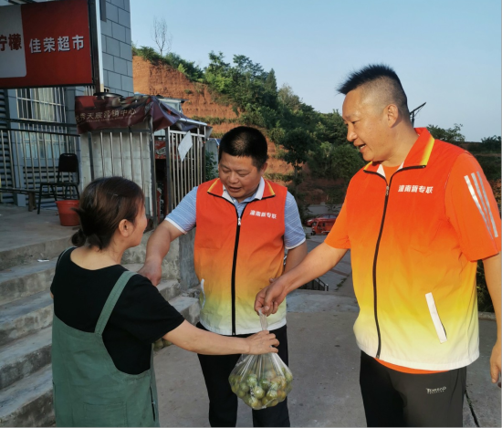 图为潼南区委统战部、区新专联为爱心人士配送李子。潼南区委统战部供图 图为潼南区委统战部、区新专联为爱心人士配送李子。潼南区委统战部供图