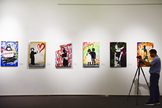 图为市民在本届邀请展上拍照留念。罗永皓 摄 图为市民在本届邀请展上拍照留念。罗永皓 摄