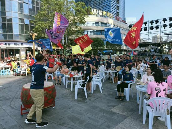 图为现场球迷为球队加油助威。铜梁区文旅委供图 图为现场球迷为球队加油助威。铜梁区文旅委供图