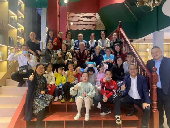 图为参加阅读会的家长和孩子们。 涪陵区委统战部供图 图为参加阅读会的家长和孩子们。 涪陵区委统战部供图