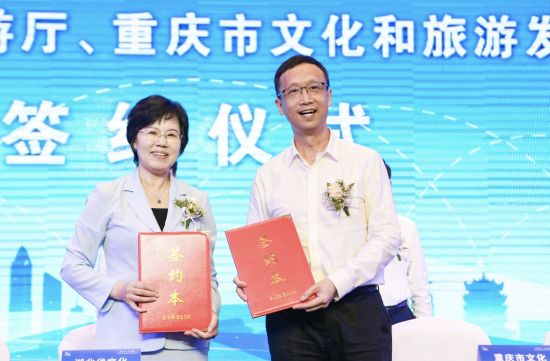 图为现场举行签约仪式。湖北省文化和旅游厅供图 图为现场举行签约仪式。湖北省文化和旅游厅供图