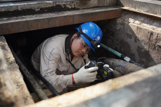 图为国网重庆市北供电公司员工正在开展电缆主通道巡视及红外测温工作。 向江微 摄 图为国网重庆市北供电公司员工正在开展电缆主通道巡视及红外测温工作。 向江微 摄