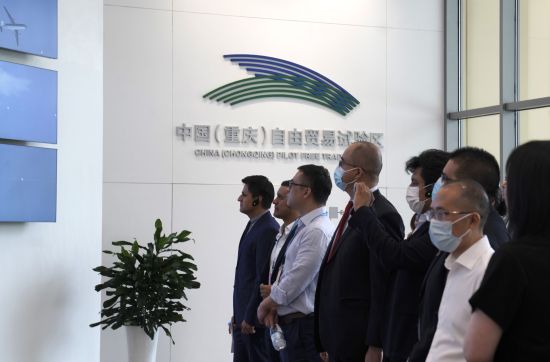 图为墨西哥企业代表们参访“一带一路”商品展示交易中心。 景诗雁 摄 图为墨西哥企业代表们参访“一带一路”商品展示交易中心。 景诗雁 摄