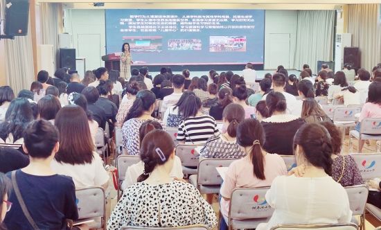 图为江北区教师进修学院教研员罗茜为教师授课培训。主办方供图 图为江北区教师进修学院教研员罗茜为教师授课培训。主办方供图