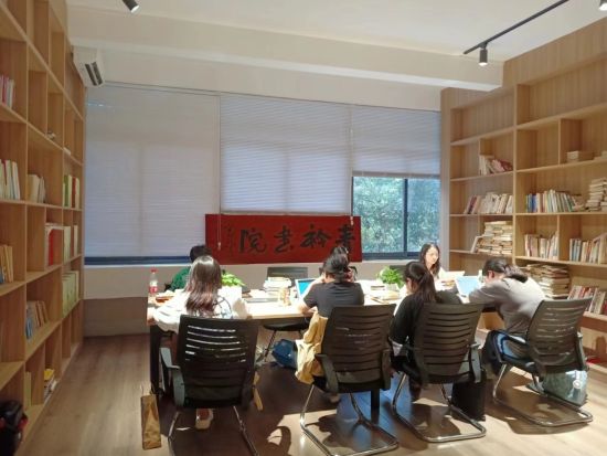 民众在“青衿书院”自习室阅读(民建黔江区委会供图) 民众在“青衿书院”自习室阅读(民建黔江区委会供图)
