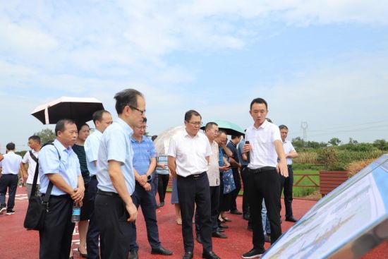 党外人士调研成渝现代高效特色农业带“双昌”合作示范园区建设(荣昌区委统战部供图) 党外人士调研成渝现代高效特色农业带“双昌”合作示范园区建设(荣昌区委统战部供图)