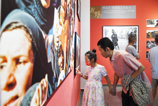 图为展览吸引市民目光。陈超摄 图为展览吸引市民目光。陈超摄