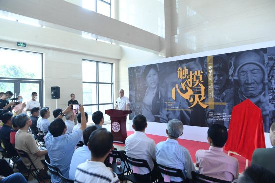 图为中国新闻摄影学会会长徐祖根在现场致辞。陈超摄 图为中国新闻摄影学会会长徐祖根在现场致辞。陈超摄
