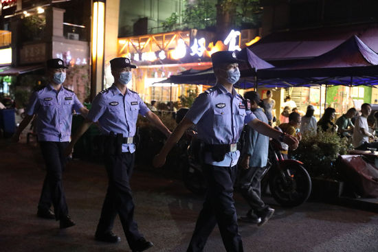 图为沙区民警正在开展巡逻。沙区警方供图 图为沙区民警正在开展巡逻。沙区警方供图
