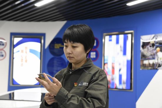 图为于倩倩在柏兴旺劳模创新工作室研究创新成果。国网铜梁供电公司供图 图为于倩倩在柏兴旺劳模创新工作室研究创新成果。国网铜梁供电公司供图