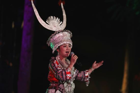 图为苗族歌手演唱。 赵勇 摄 图为苗族歌手演唱。 赵勇 摄