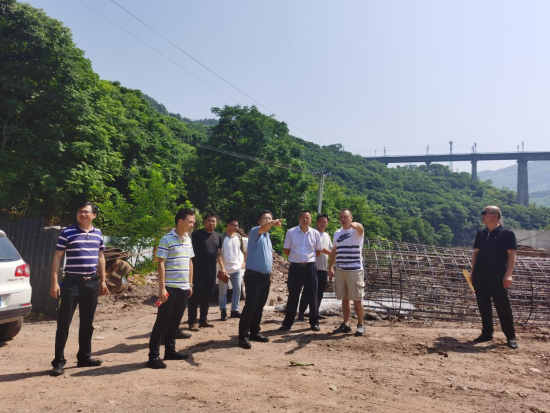 图为李坤平走访麻柳加油站建设工地。 綦江区委统战部供图 图为李坤平走访麻柳加油站建设工地。 綦江区委统战部供图