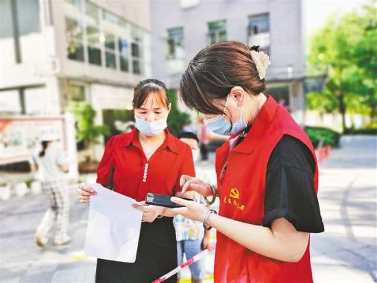 沙坪坝区,红岩志愿者在为居民服务。 沙坪坝区委组织部供图 沙坪坝区,红岩志愿者在为居民服务。 沙坪坝区委组织部供图