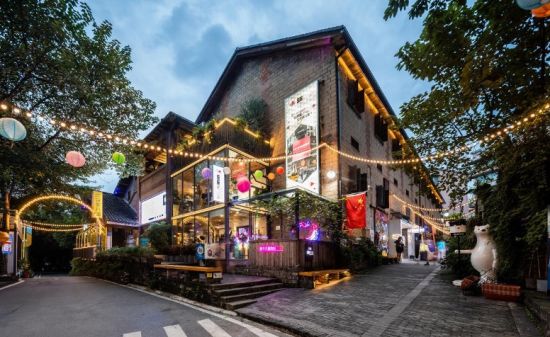 图为江北夜间经济吸引市民前往打卡消费。 受访者供图 图为江北夜间经济吸引市民前往打卡消费。 受访者供图