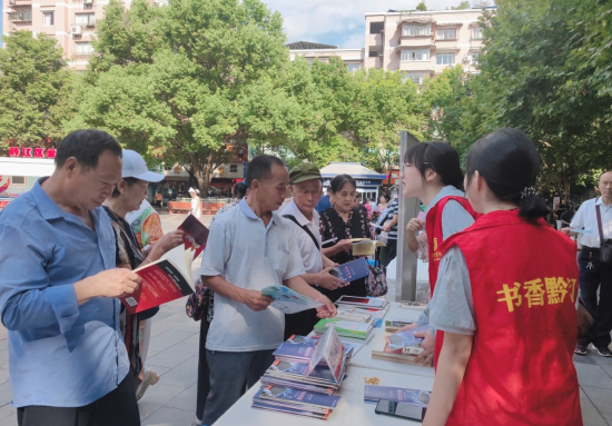 图为民建会员志愿者向市民普及医疗卫生和防疫知识。 冉妮 摄 图为民建会员志愿者向市民普及医疗卫生和防疫知识。 冉妮 摄