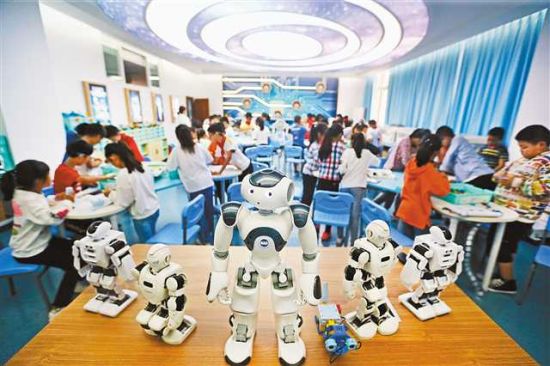 图为民心佳园小学,在科技感十足的智慧教室,同学们通过自己的想象进行机器人搭建和编程。(资料图片) 罗斌 摄 图为民心佳园小学,在科技感十足的智慧教室,同学们通过自己的想象进行机器人搭建和编程。(资料图片) 罗斌 摄