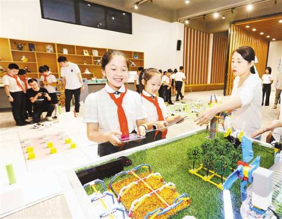 图为我市首个小学人工智能联合实验室在博雅小学建成投用。(资料图片) 罗斌 摄 图为我市首个小学人工智能联合实验室在博雅小学建成投用。(资料图片) 罗斌 摄