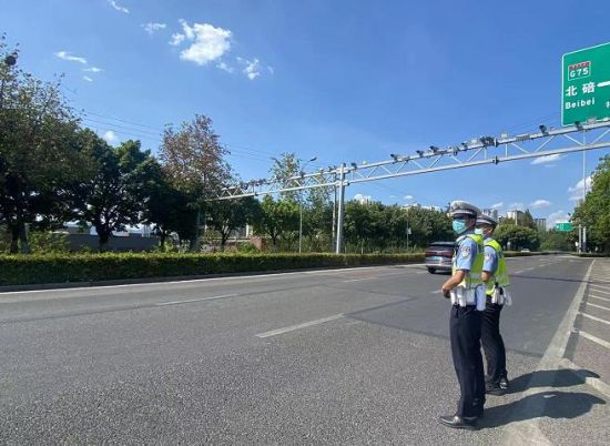 图为民警在街面值守。摄影 贾楠 图为民警在街面值守。摄影 贾楠