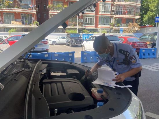 图为民警对车辆进行车检。摄影 贾楠 图为民警对车辆进行车检。摄影 贾楠