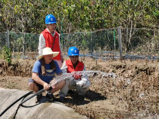 8月18日,国网重庆电力员工紧急抢修后,客户鱼塘 8月18日,国网重庆电力员工紧急抢修后,客户鱼塘