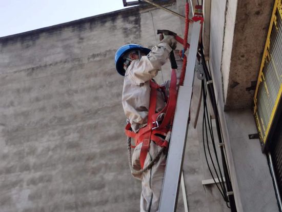 图为8月18日,国网重庆电力员工正在规范客户下户线。 图为8月18日,国网重庆电力员工正在规范客户下户线。
