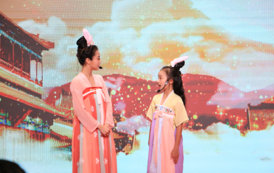图为活动现场玉兔姐妹穿越天宫星球节目表演。陈媛 摄 图为活动现场玉兔姐妹穿越天宫星球节目表演。陈媛 摄