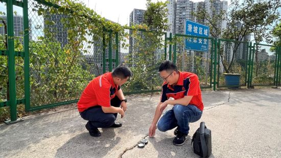图为驻守地质队员检测滑坡区域裂缝。潘明杰 摄 图为驻守地质队员检测滑坡区域裂缝。潘明杰 摄