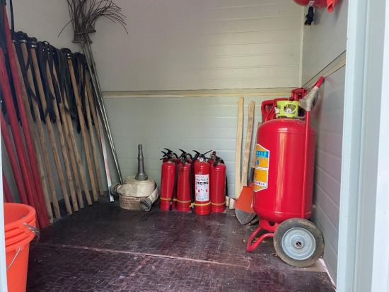 图为照母山森林公园多点分布的防火小屋储备物资。重庆照母山森林公园供图 图为照母山森林公园多点分布的防火小屋储备物资。重庆照母山森林公园供图