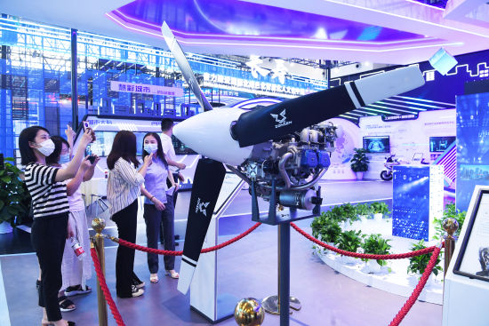 图为重庆巴南区展馆展出的航空电动变距螺旋桨和航空活塞发动机吸引嘉宾参观。陈超摄 图为重庆巴南区展馆展出的航空电动变距螺旋桨和航空活塞发动机吸引嘉宾参观。陈超摄