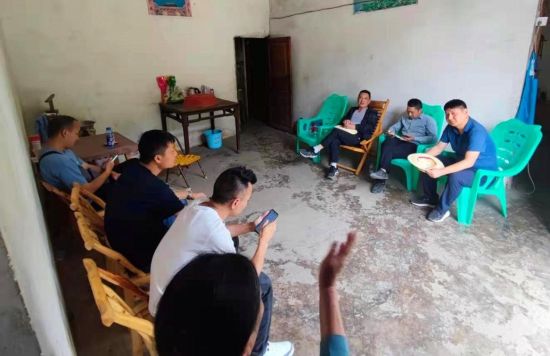 图为巫云开高速公路项目部党支部书记王森带领工作人员到村民家里了解情况。张浩 图为巫云开高速公路项目部党支部书记王森带领工作人员到村民家里了解情况。张浩