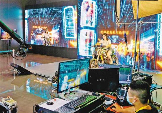 8��21�գ��ǲ�������չ����������Ա����ʻ��һ��Ħ�г�����Խ��Ԫ�������硣���� ���� ��/�Ӿ�����