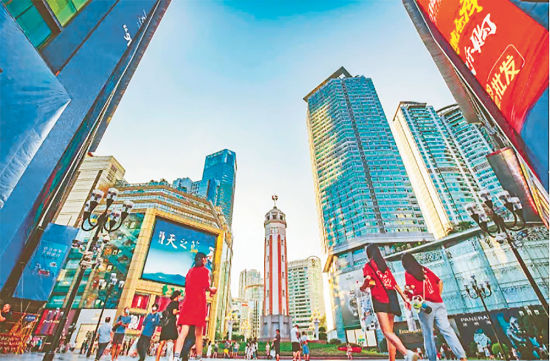 汇集众多国际知名品牌的解放碑商圈。(渝中区委宣传部供图) 汇集众多国际知名品牌的解放碑商圈。(渝中区委宣传部供图)