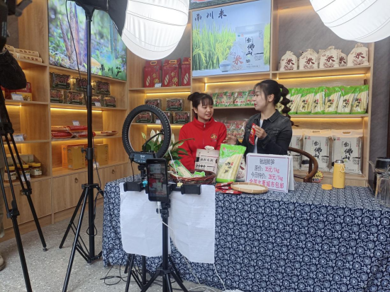 图为南川区非公经济人士直播带货南川农特产品。 南川区委统战部供图 图为南川区非公经济人士直播带货南川农特产品。 南川区委统战部供图