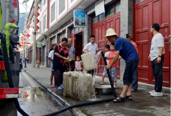 图为北屏乡本地企业开展为民送水服务。 杨双 摄 图为北屏乡本地企业开展为民送水服务。 杨双 摄