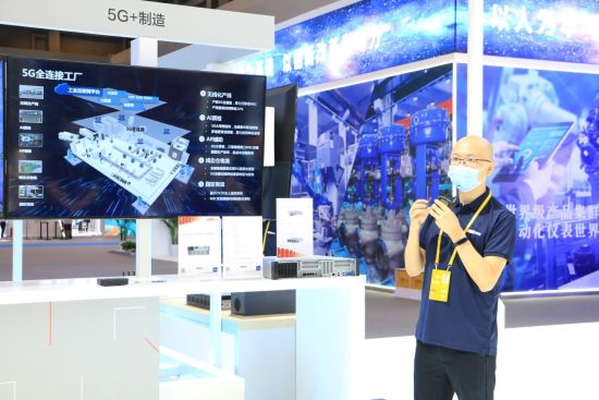 图为联想展厅的工作人员正在介绍“5G+制造”全场景解决方案。陈媛 摄 图为联想展厅的工作人员正在介绍“5G+制造”全场景解决方案。陈媛 摄