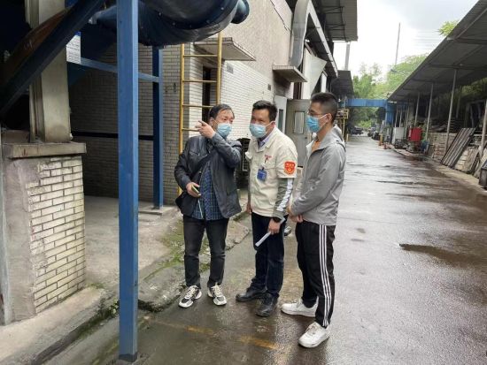 图为安全员开展摸排检查工作.两江新区应急局供图