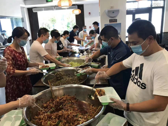 图为民建会员们正在制作打包新鲜盒饭。 璧山区委统战部供图 图为民建会员们正在制作打包新鲜盒饭。 璧山区委统战部供图