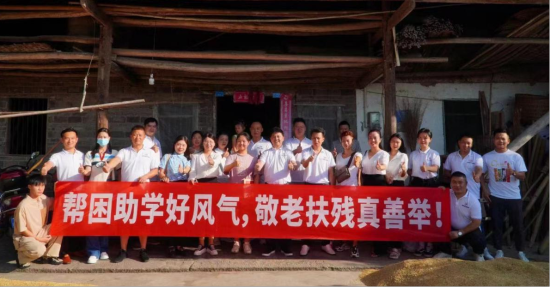 图为梁平区青年企业家商会助学捐赠现场。 梁平区委统战部供图 图为梁平区青年企业家商会助学捐赠现场。 梁平区委统战部供图